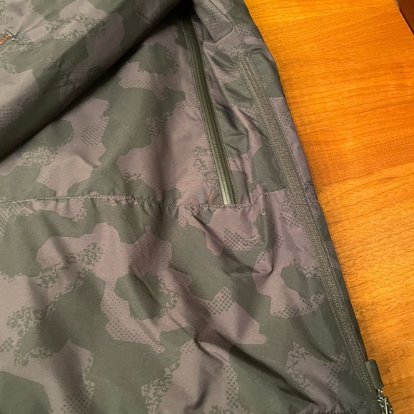 Timberland Men Puffer Jacket Insulated Pullover Camo LOGO
Size XL - NWOT - Picture 10 of 13